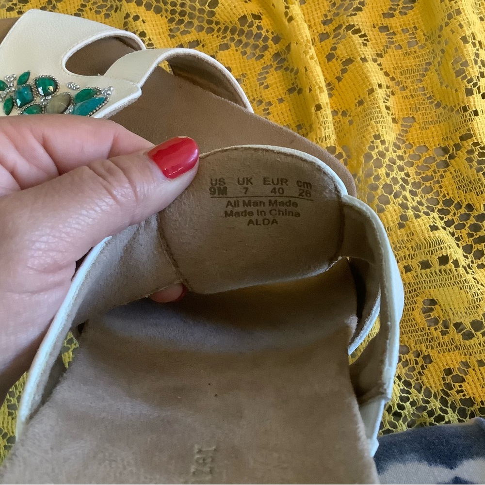 Naturalized white sandals size 9M - Picture 5 of 7